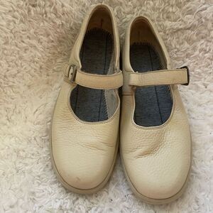 Comfort Merry Jane Leather Beige diabetic shoes Velcro strap rubber soles SZ10M